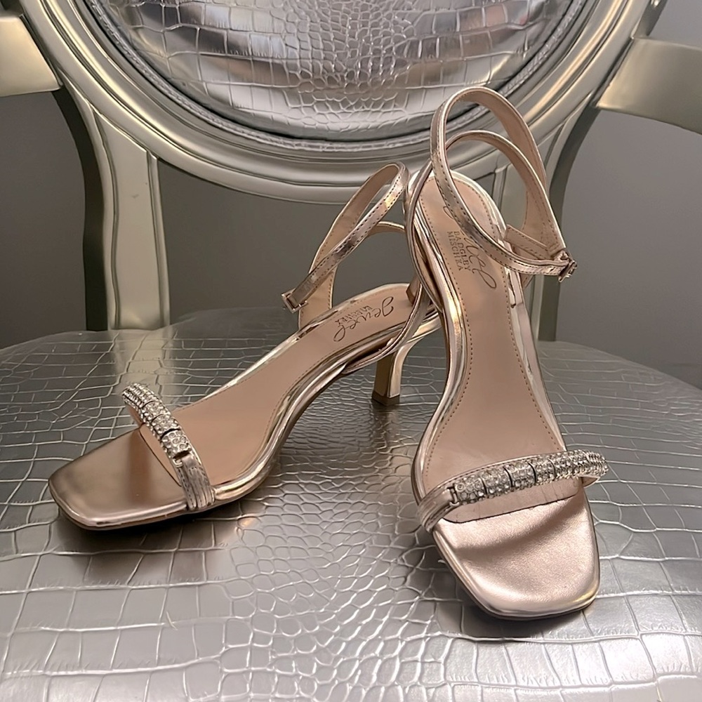Badgley Mischka Metallic Sandals in Rose gold, size 6.5